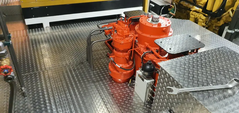 Aluminium traanplaatvloer rond een boegschroefinstallatie in een machinekamer